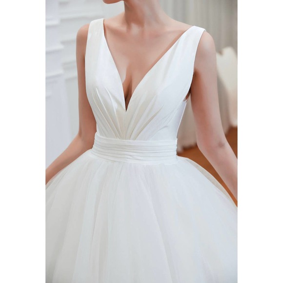 Elegant White Wedding Dress - Picture 3 of 14